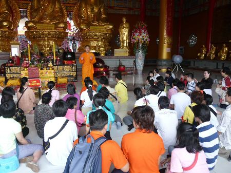 คณะทัวร์ฟังบรรยายในพระอุโบสถ